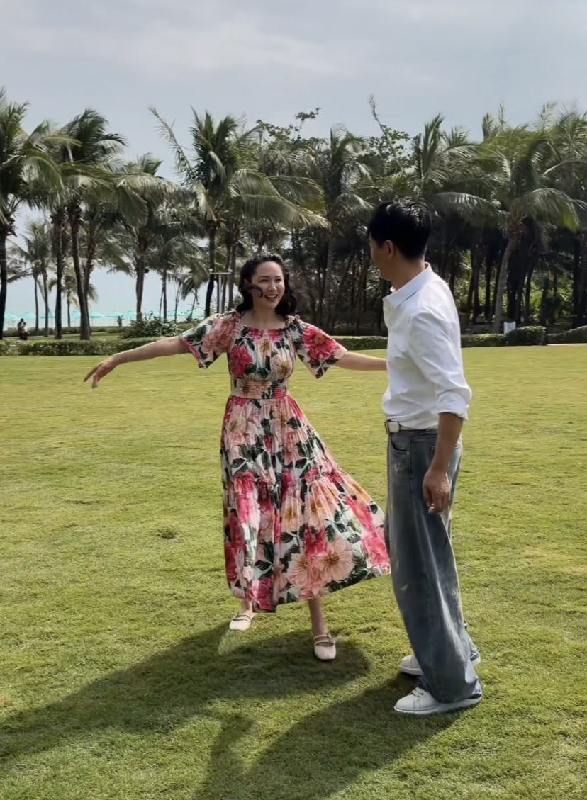 郭晓冬夫妇游三亚,程莉莎穿花裙像20来岁,当街索吻比7年前恩爱(图14) 郭晓冬夫妇游三亚,程莉莎穿花裙像20来岁,当街索吻比7年前恩爱(图14)