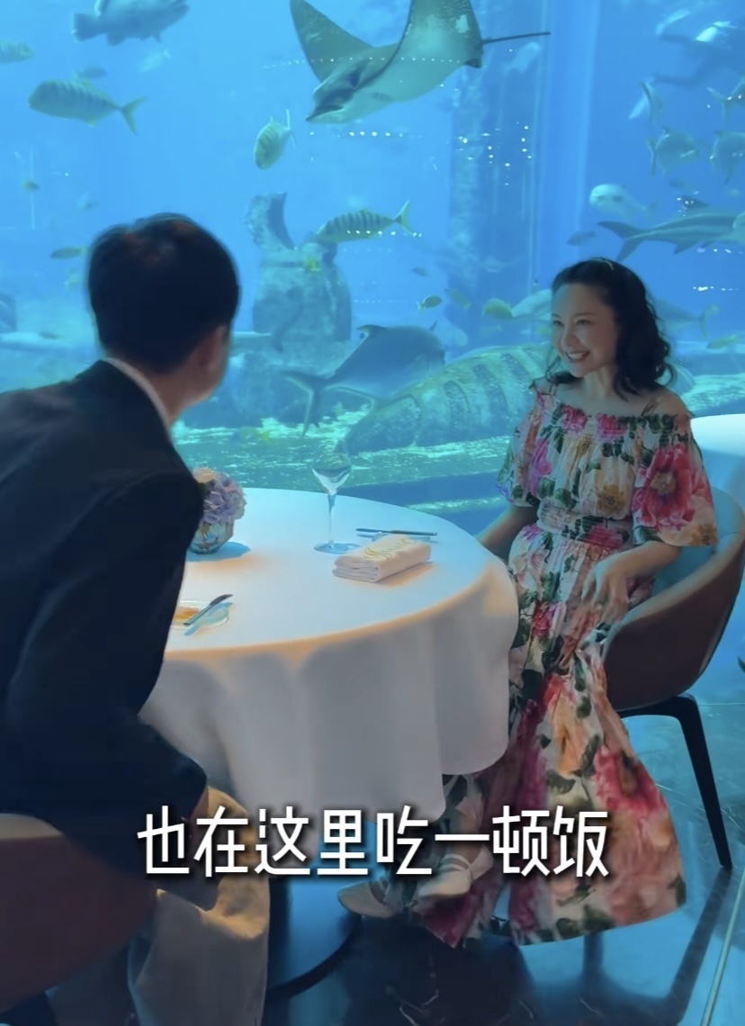 郭晓冬夫妇游三亚,程莉莎穿花裙像20来岁,当街索吻比7年前恩爱(图17) 郭晓冬夫妇游三亚,程莉莎穿花裙像20来岁,当街索吻比7年前恩爱(图17)