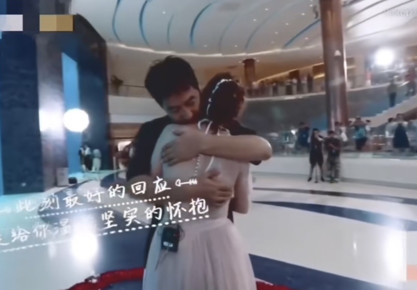 郭晓冬夫妇游三亚,程莉莎穿花裙像20来岁,当街索吻比7年前恩爱(图23) 郭晓冬夫妇游三亚,程莉莎穿花裙像20来岁,当街索吻比7年前恩爱(图23)