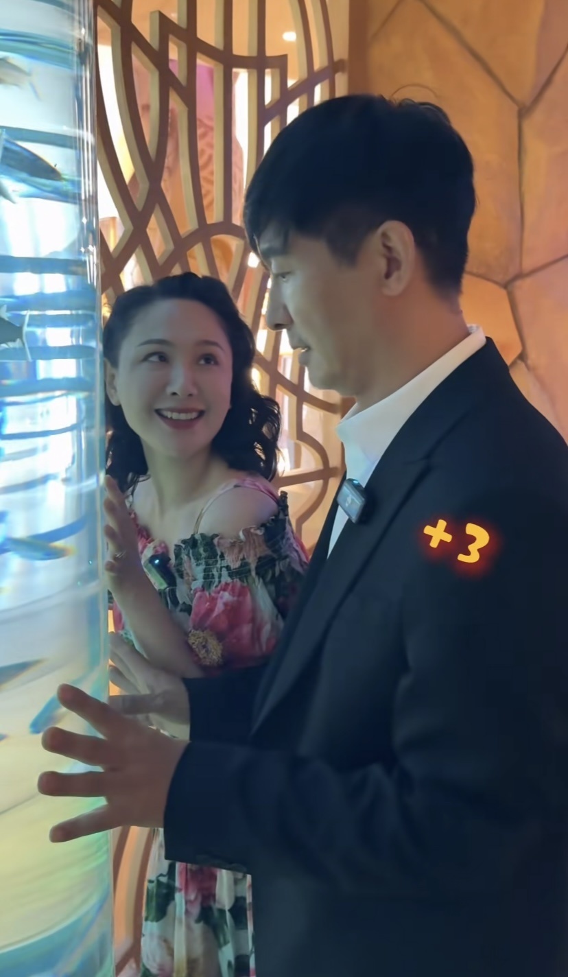 郭晓冬夫妇游三亚,程莉莎穿花裙像20来岁,当街索吻比7年前恩爱(图25) 郭晓冬夫妇游三亚,程莉莎穿花裙像20来岁,当街索吻比7年前恩爱(图25)