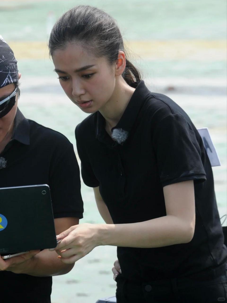 杨颖与网红好友聚餐！红烧肉啤酒蛋糕不忌口，穿貂皮蹲墙角没气质(图5)