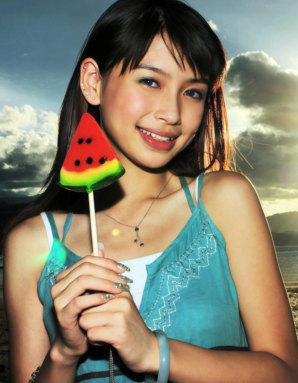 杨颖与网红好友聚餐！红烧肉啤酒蛋糕不忌口，穿貂皮蹲墙角没气质(图4)