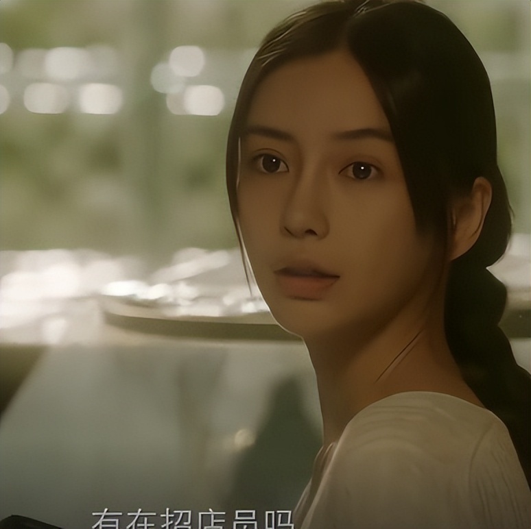 杨颖与网红好友聚餐！红烧肉啤酒蛋糕不忌口，穿貂皮蹲墙角没气质(图9)