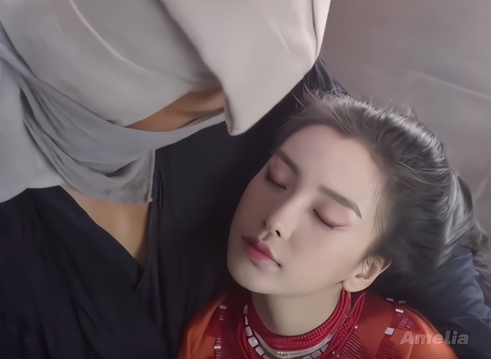 杨颖与网红好友聚餐！红烧肉啤酒蛋糕不忌口，穿貂皮蹲墙角没气质(图8)