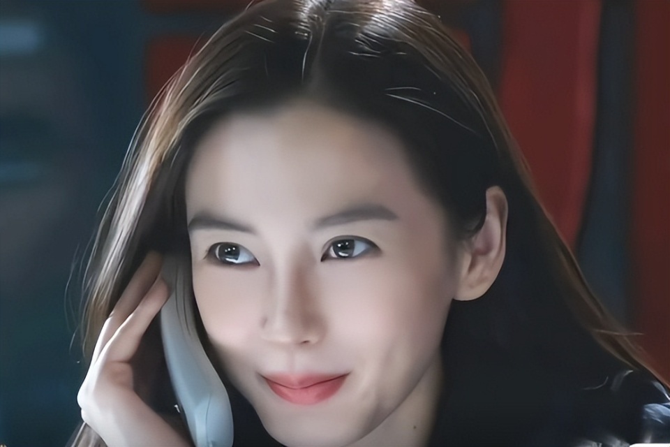 杨颖与网红好友聚餐！红烧肉啤酒蛋糕不忌口，穿貂皮蹲墙角没气质(图16)