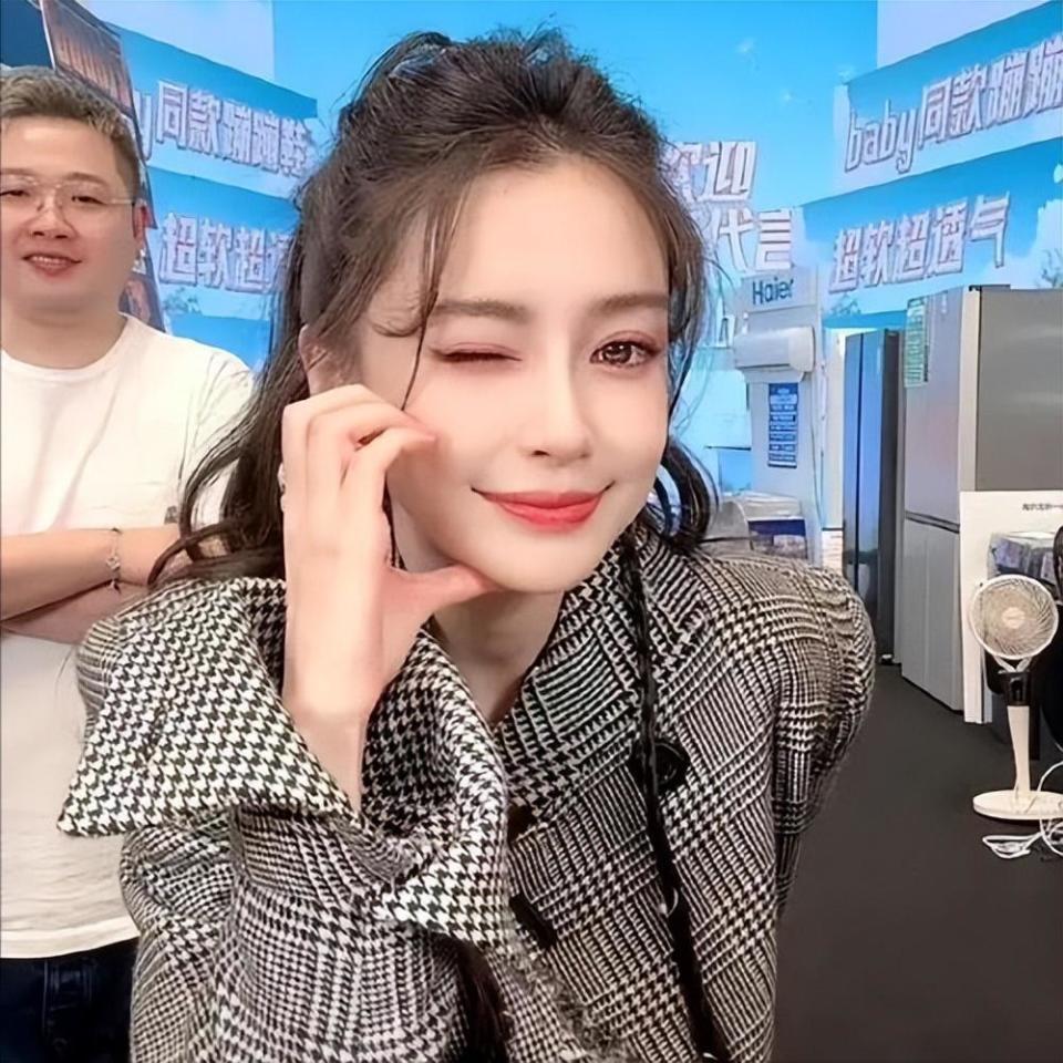 杨颖与网红好友聚餐！红烧肉啤酒蛋糕不忌口，穿貂皮蹲墙角没气质(图18)