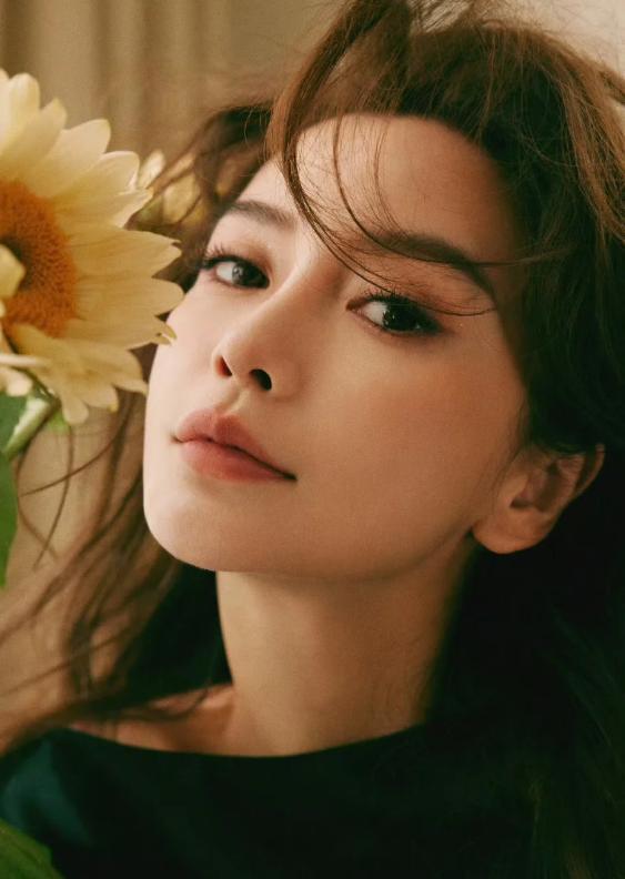 杨颖与网红好友聚餐！红烧肉啤酒蛋糕不忌口，穿貂皮蹲墙角没气质(图21)