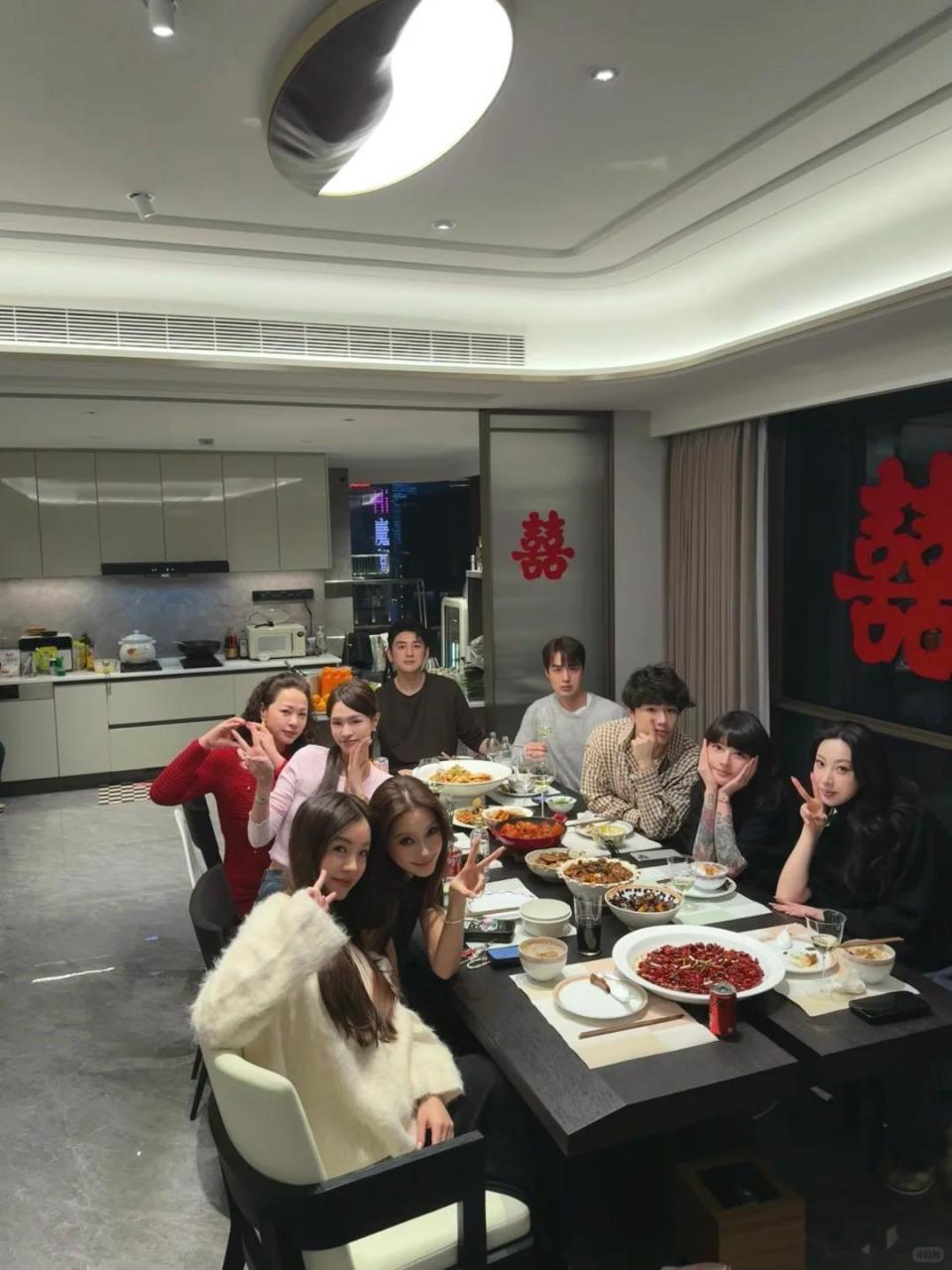 杨颖与网红好友聚餐！红烧肉啤酒蛋糕不忌口，穿貂皮蹲墙角没气质(图27)