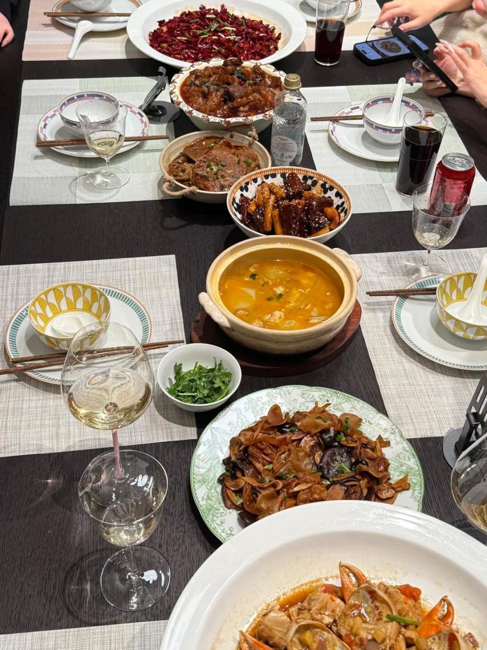 杨颖与网红好友聚餐！红烧肉啤酒蛋糕不忌口，穿貂皮蹲墙角没气质(图28)