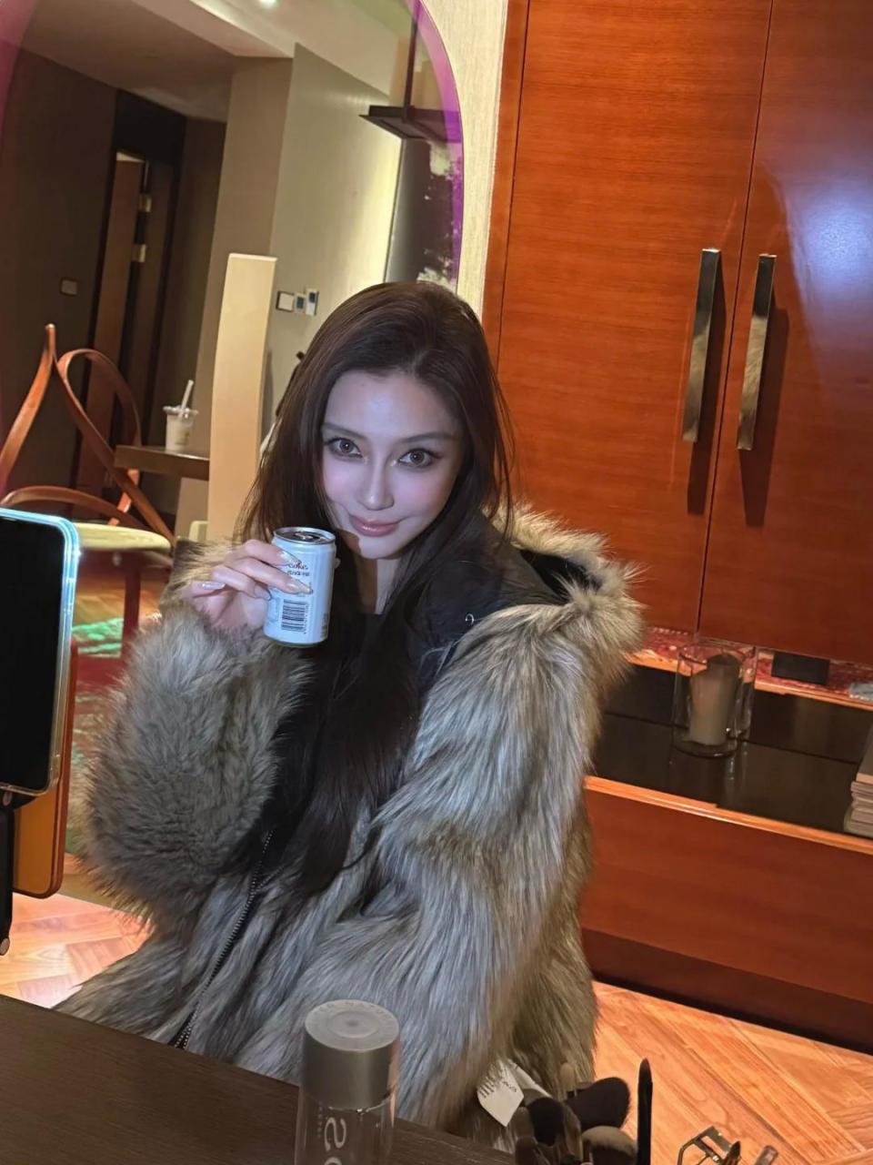 杨颖与网红好友聚餐！红烧肉啤酒蛋糕不忌口，穿貂皮蹲墙角没气质(图31)