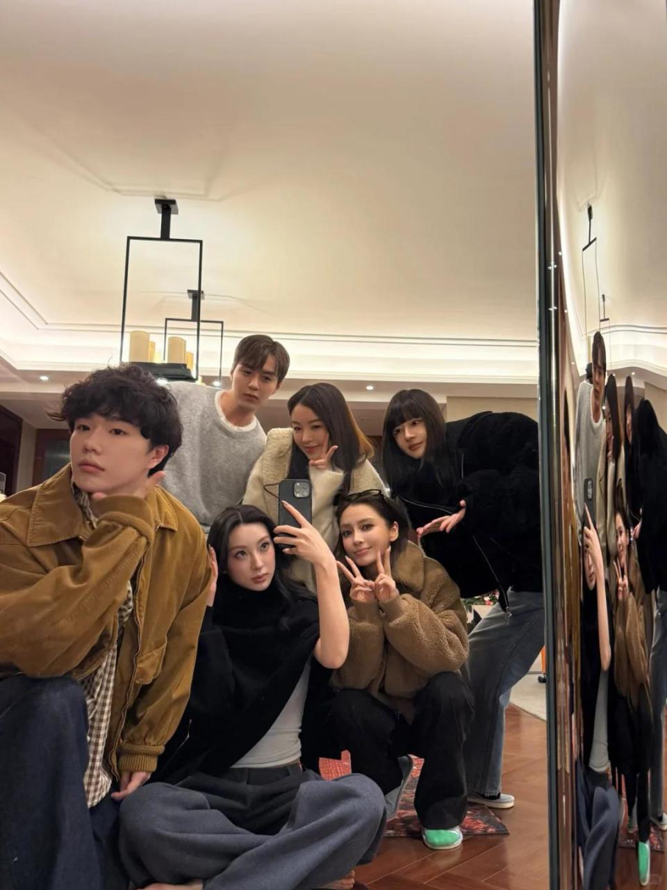 杨颖与网红好友聚餐！红烧肉啤酒蛋糕不忌口，穿貂皮蹲墙角没气质(图32)