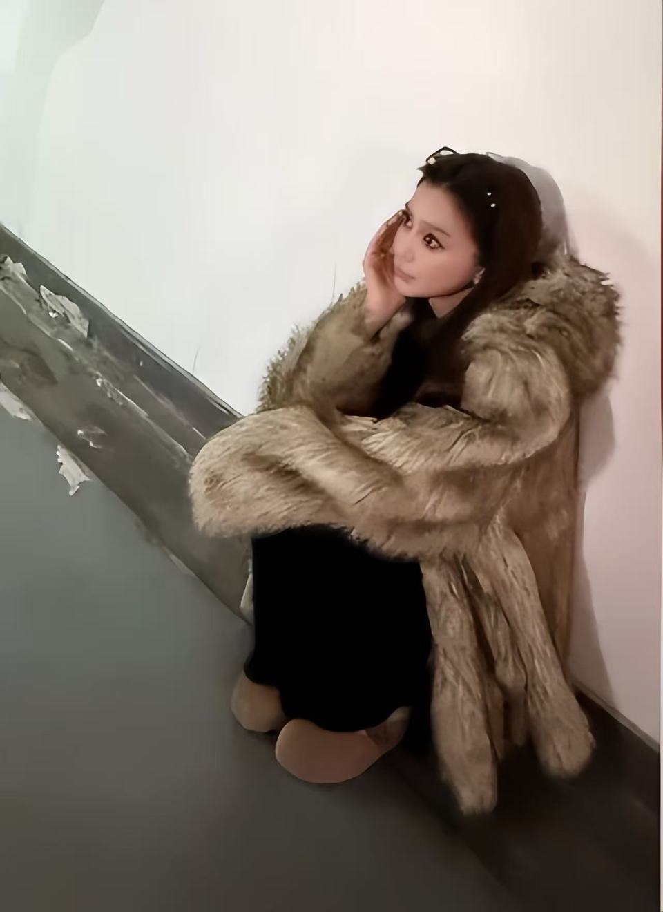 杨颖与网红好友聚餐！红烧肉啤酒蛋糕不忌口，穿貂皮蹲墙角没气质(图30)