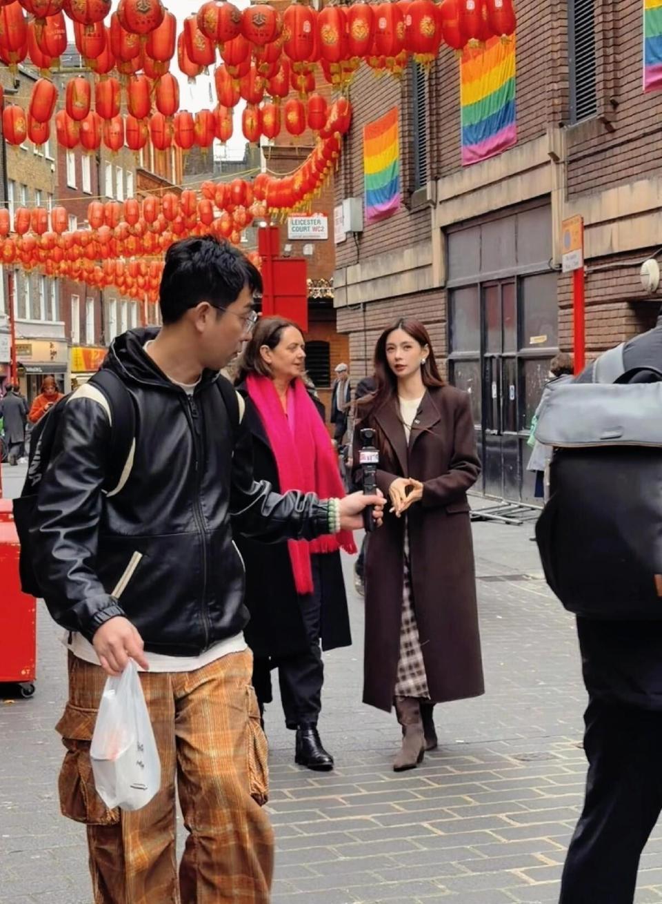 沈梦辰伦敦唐人街被网友偶遇,又高又瘦超漂亮,气质绝美超吸睛!(图6) 沈梦辰伦敦唐人街被网友偶遇,又高又瘦超漂亮,气质绝美超吸睛!(图6)