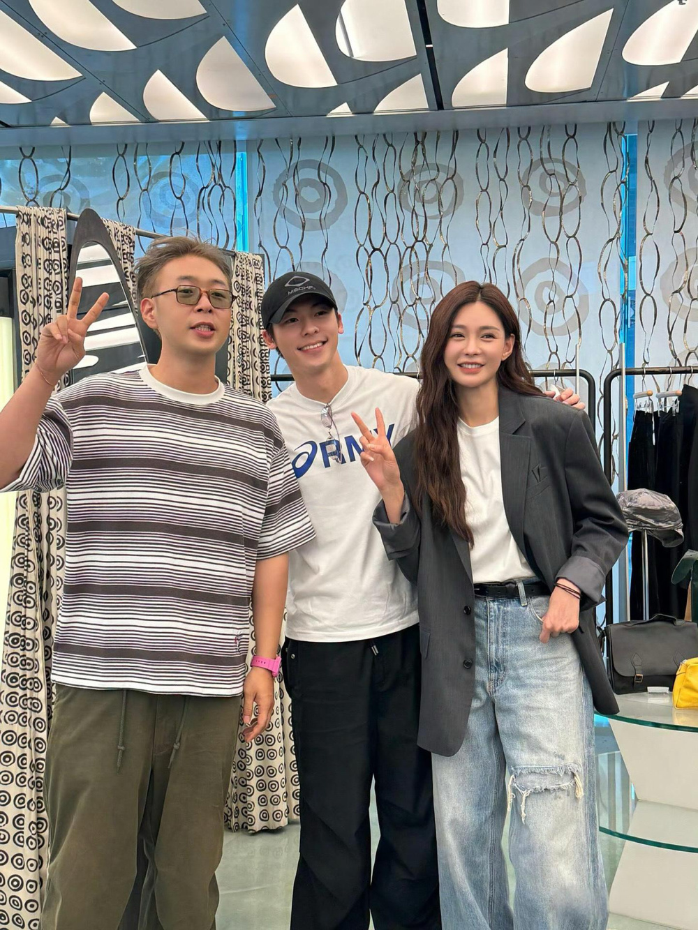 沈梦辰伦敦唐人街被网友偶遇,又高又瘦超漂亮,气质绝美超吸睛!(图7) 沈梦辰伦敦唐人街被网友偶遇,又高又瘦超漂亮,气质绝美超吸睛!(图7)