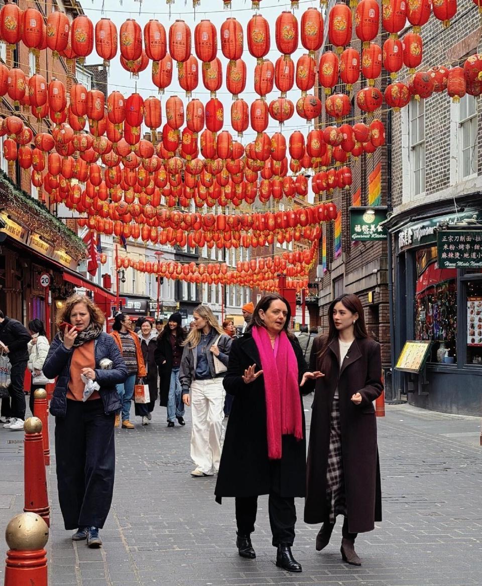 沈梦辰伦敦唐人街被网友偶遇,又高又瘦超漂亮,气质绝美超吸睛!(图2) 沈梦辰伦敦唐人街被网友偶遇,又高又瘦超漂亮,气质绝美超吸睛!(图2)