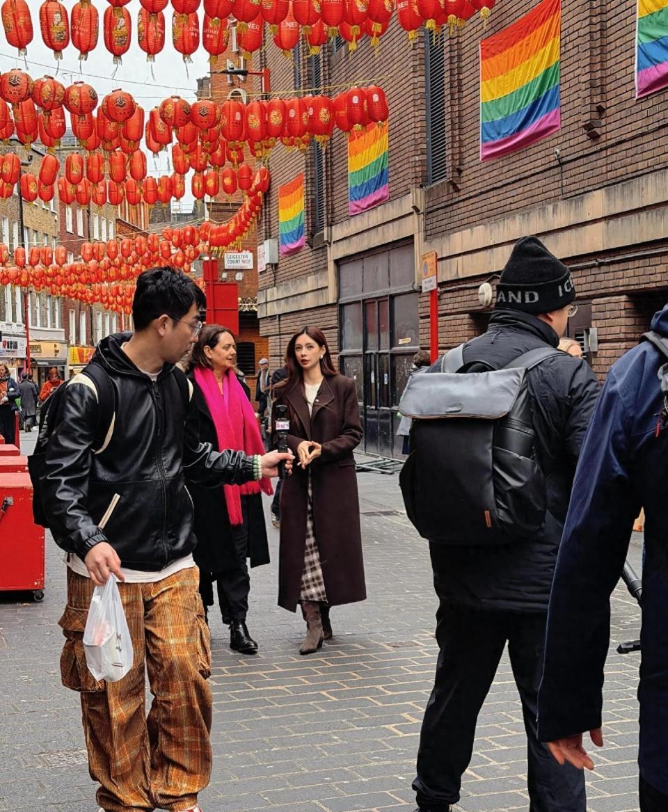 沈梦辰伦敦唐人街被网友偶遇,又高又瘦超漂亮,气质绝美超吸睛!(图1) 沈梦辰伦敦唐人街被网友偶遇,又高又瘦超漂亮,气质绝美超吸睛!(图1)