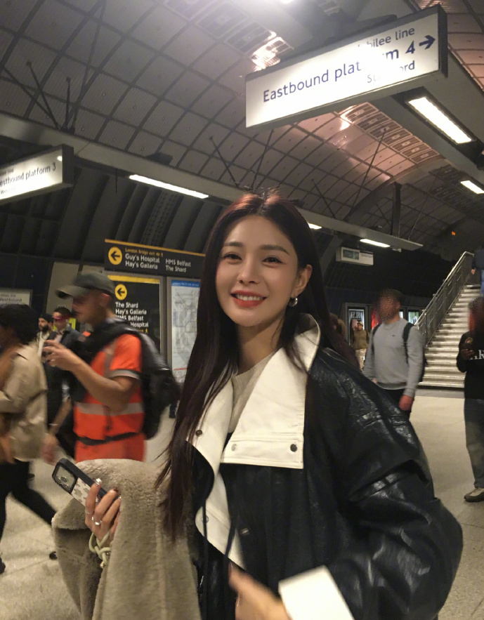 沈梦辰伦敦唐人街被网友偶遇,又高又瘦超漂亮,气质绝美超吸睛!(图3) 沈梦辰伦敦唐人街被网友偶遇,又高又瘦超漂亮,气质绝美超吸睛!(图3)