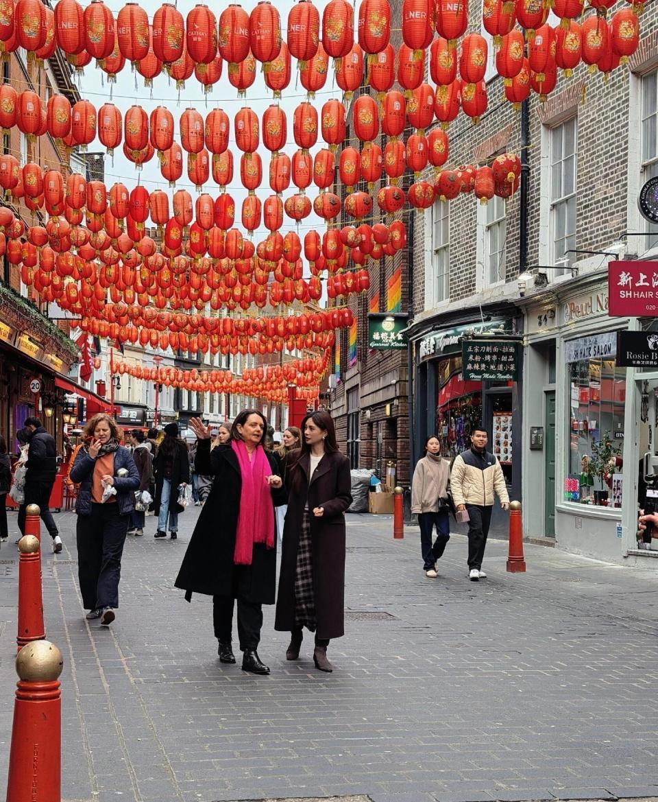 沈梦辰伦敦唐人街被网友偶遇,又高又瘦超漂亮,气质绝美超吸睛!(图4) 沈梦辰伦敦唐人街被网友偶遇,又高又瘦超漂亮,气质绝美超吸睛!(图4)
