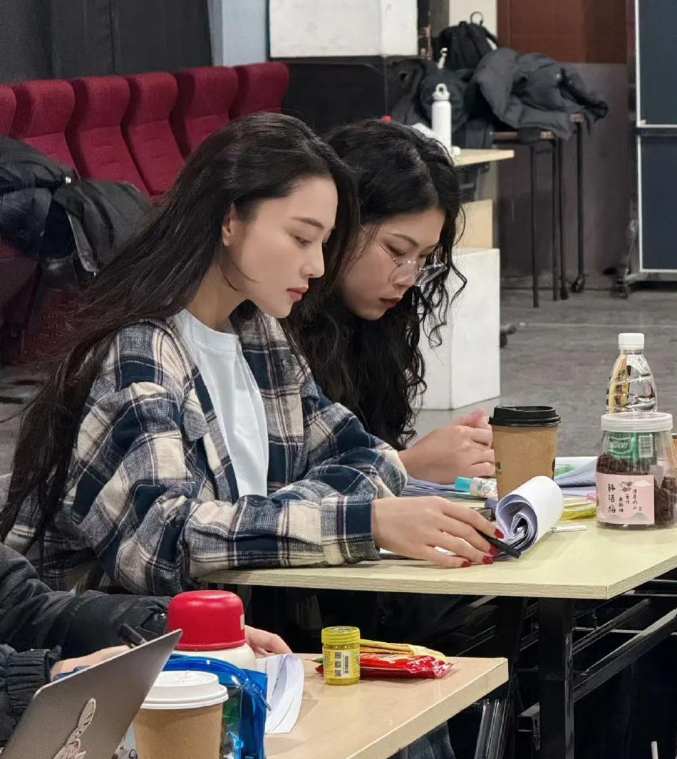 38岁张馨予发文，分享话剧排练动态，素颜