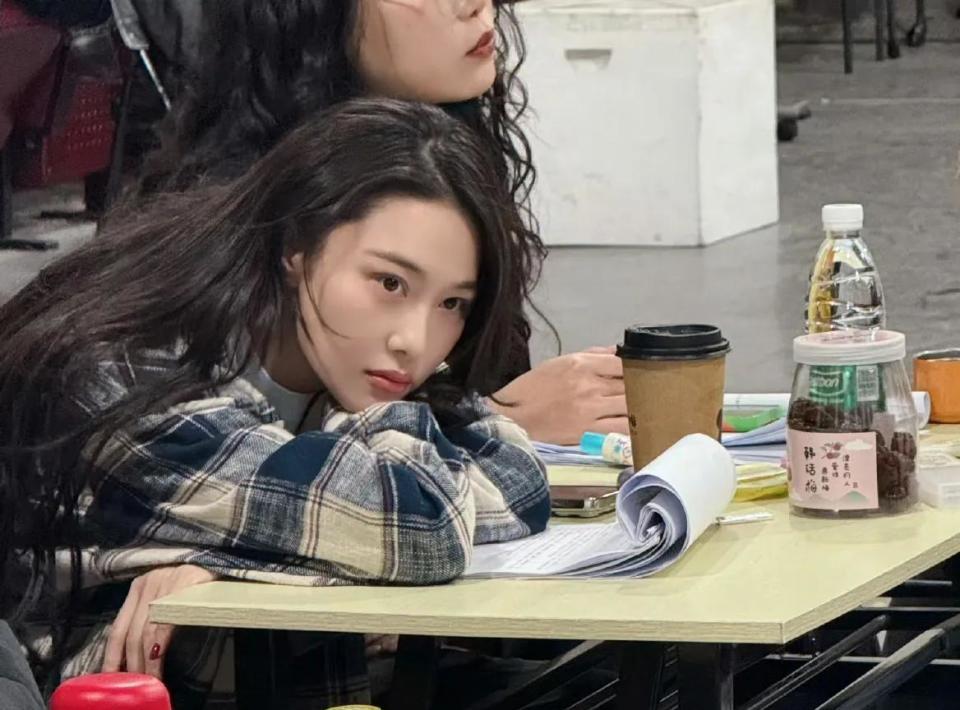 38岁张馨予发文,分享话剧排练动态,素颜出镜搭黑长直太美了!(图2) 38岁张馨予发文,分享话剧排练动态,素颜出镜搭黑长直太美了!(图2)