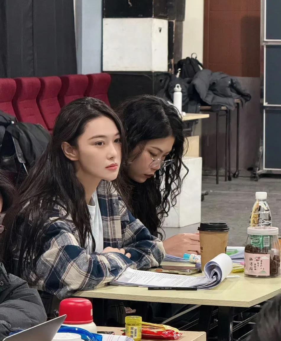 38岁张馨予发文,分享话剧排练动态,素颜出镜搭黑长直太美了!(图3) 38岁张馨予发文,分享话剧排练动态,素颜出镜搭黑长直太美了!(图3)