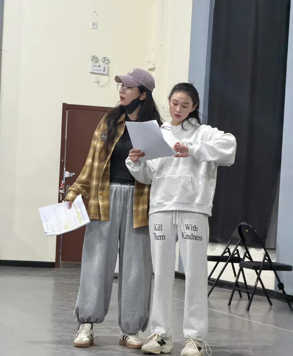 38岁张馨予发文,分享话剧排练动态,素颜出镜搭黑长直太美了!(图4) 38岁张馨予发文,分享话剧排练动态,素颜出镜搭黑长直太美了!(图4)