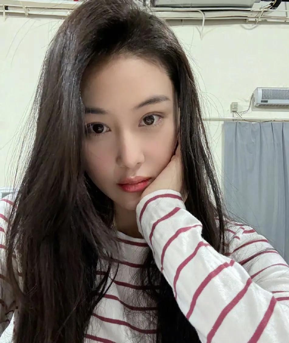 38岁张馨予发文,分享话剧排练动态,素颜出镜搭黑长直太美了!(图5) 38岁张馨予发文,分享话剧排练动态,素颜出镜搭黑长直太美了!(图5)