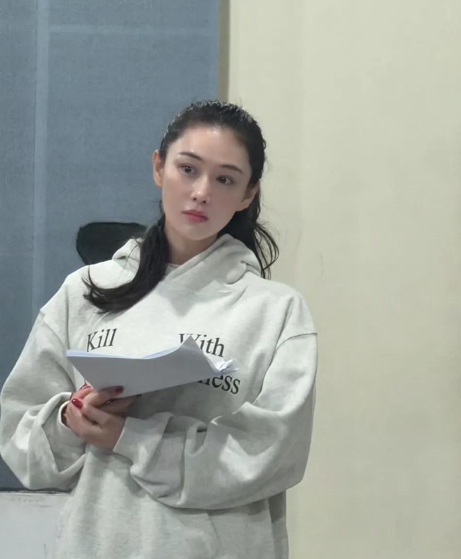 38岁张馨予发文,分享话剧排练动态,素颜出镜搭黑长直太美了!(图6) 38岁张馨予发文,分享话剧排练动态,素颜出镜搭黑长直太美了!(图6)