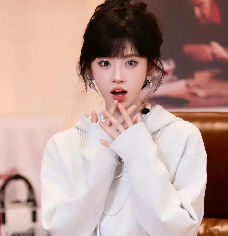 鞠婧祎风波再升级!前队友曾艳芬曝出更多内幕,陪酒只是冰山一角(图7) 鞠婧祎风波再升级!前队友曾艳芬曝出更多内幕,陪酒只是冰山一角(图7)