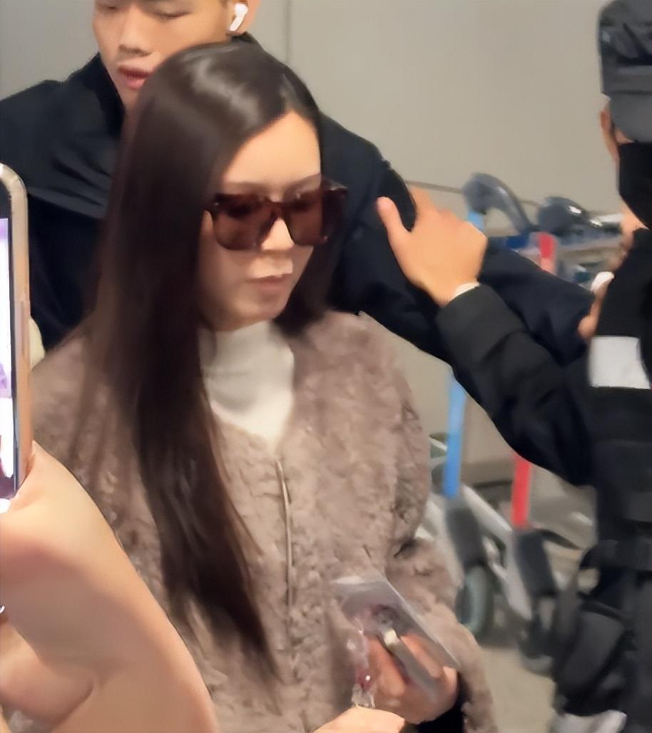 文咏珊产后现身机场照曝光！面部浮肿双下巴