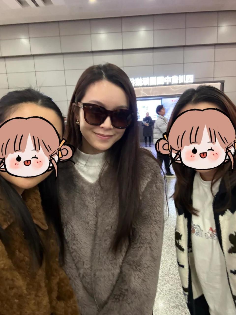 文咏珊产后现身机场照曝光!面部浮肿双下巴超真实,和粉丝合影毫无架子(图2) 文咏珊产后现身机场照曝光!面部浮肿双下巴超真实,和粉丝合影毫无架子(图2)