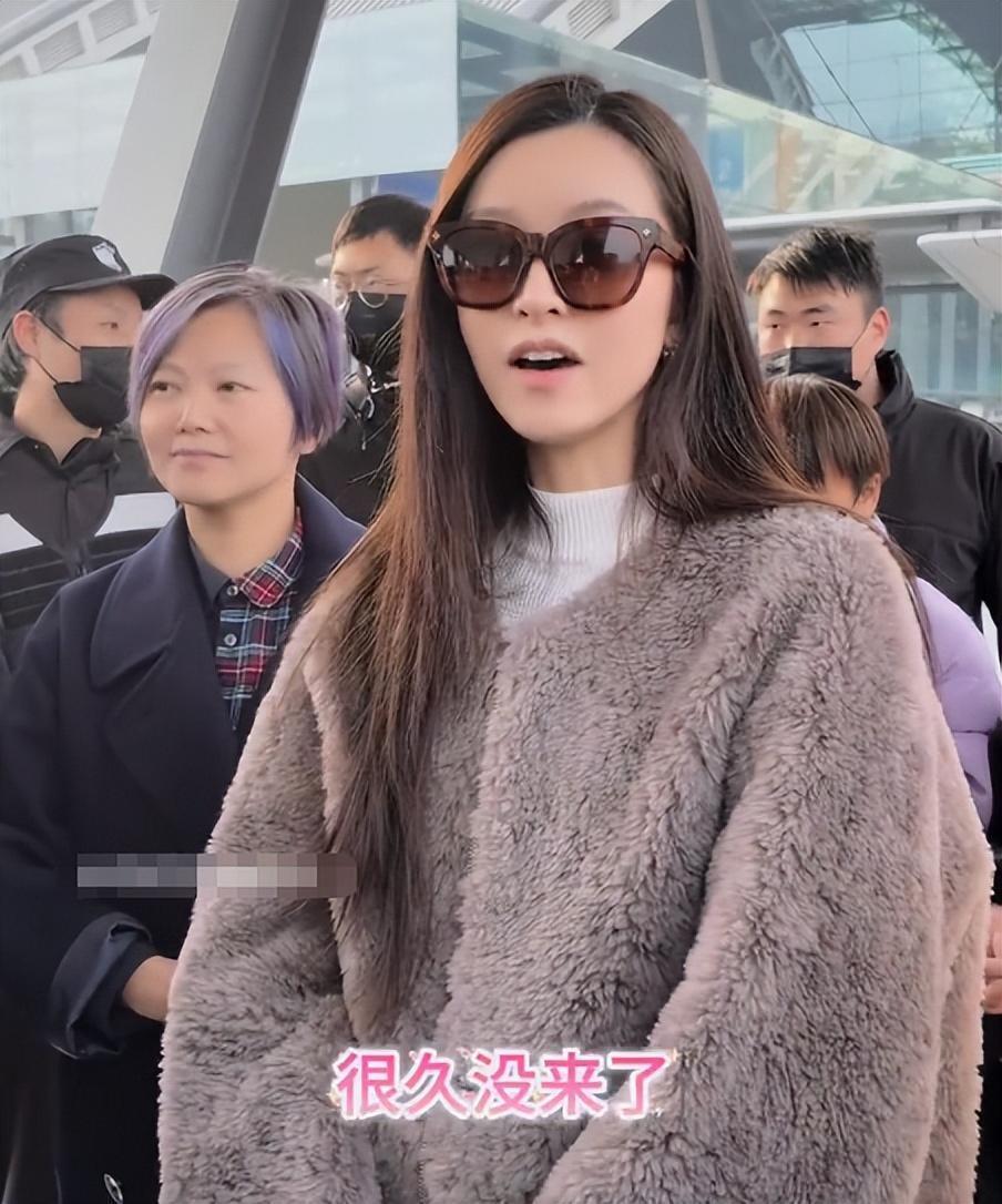 文咏珊产后现身机场照曝光!面部浮肿双下巴超真实,和粉丝合影毫无架子(图3) 文咏珊产后现身机场照曝光!面部浮肿双下巴超真实,和粉丝合影毫无架子(图3)