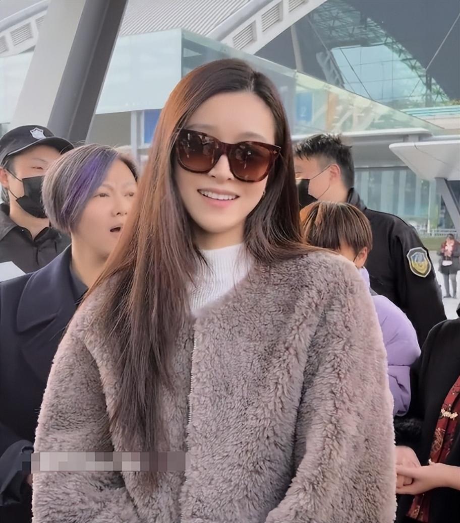 文咏珊产后现身机场照曝光!面部浮肿双下巴超真实,和粉丝合影毫无架子(图4) 文咏珊产后现身机场照曝光!面部浮肿双下巴超真实,和粉丝合影毫无架子(图4)