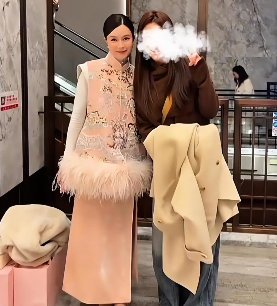 文咏珊产后现身机场照曝光!面部浮肿双下巴超真实,和粉丝合影毫无架子(图5) 文咏珊产后现身机场照曝光!面部浮肿双下巴超真实,和粉丝合影毫无架子(图5)