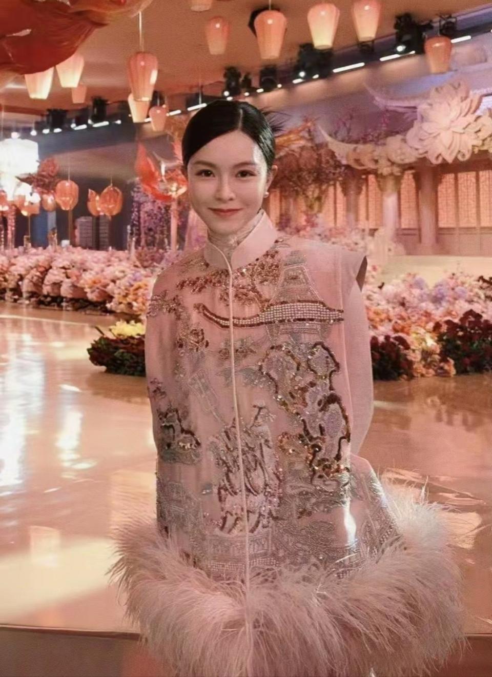 文咏珊产后现身机场照曝光!面部浮肿双下巴超真实,和粉丝合影毫无架子(图6) 文咏珊产后现身机场照曝光!面部浮肿双下巴超真实,和粉丝合影毫无架子(图6)