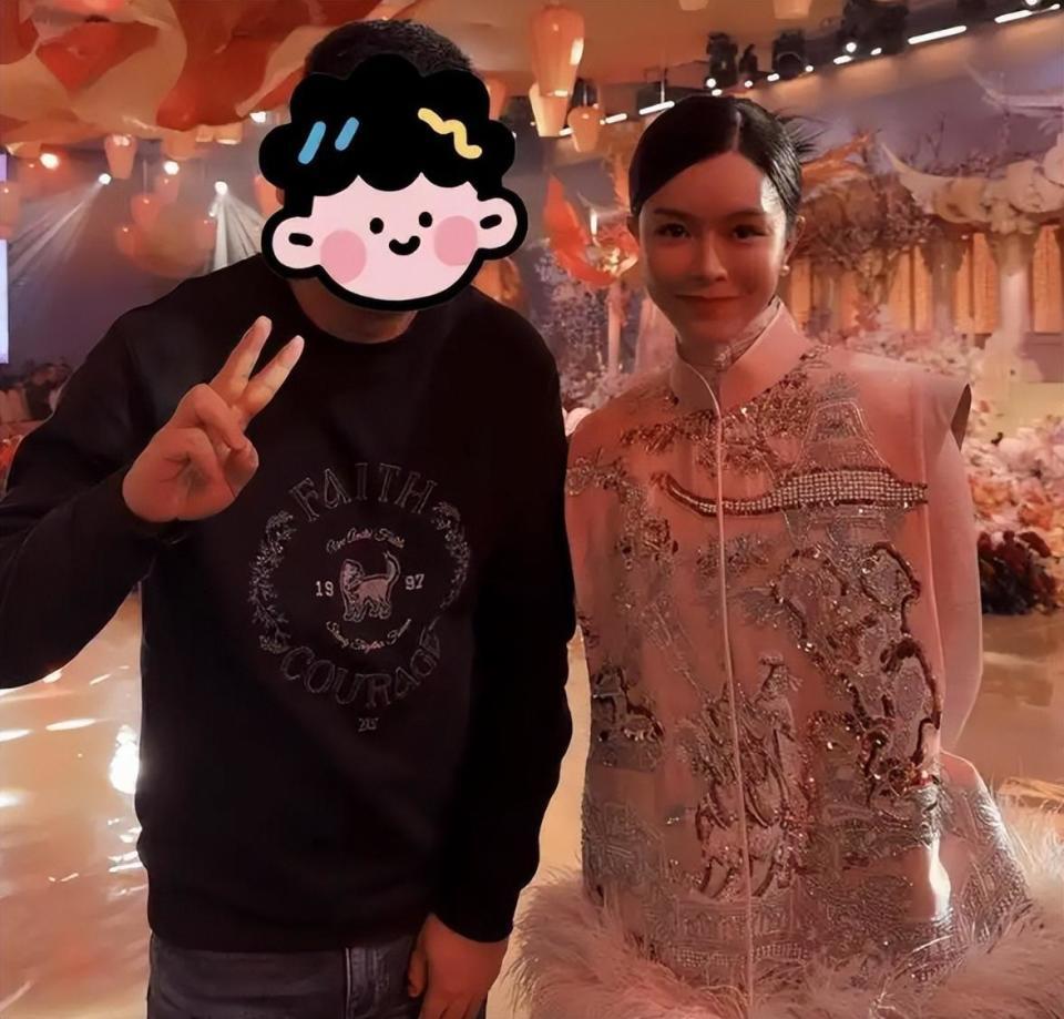 文咏珊产后现身机场照曝光!面部浮肿双下巴超真实,和粉丝合影毫无架子(图8) 文咏珊产后现身机场照曝光!面部浮肿双下巴超真实,和粉丝合影毫无架子(图8)