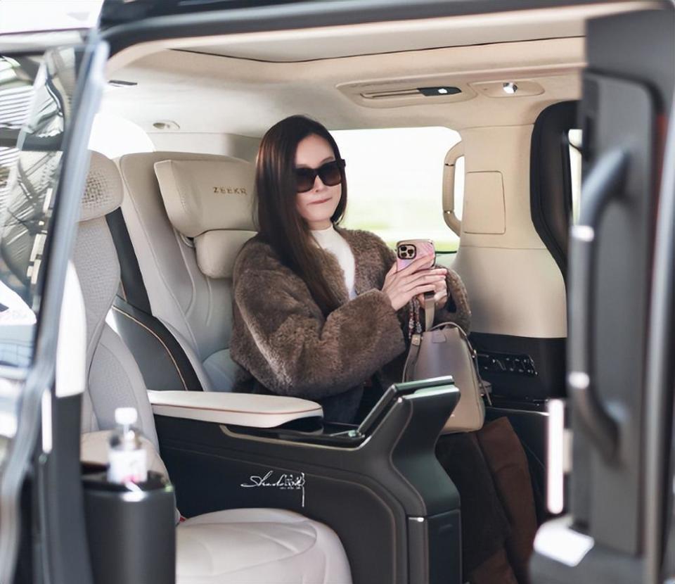 文咏珊产后现身机场照曝光!面部浮肿双下巴超真实,和粉丝合影毫无架子(图9) 文咏珊产后现身机场照曝光!面部浮肿双下巴超真实,和粉丝合影毫无架子(图9)