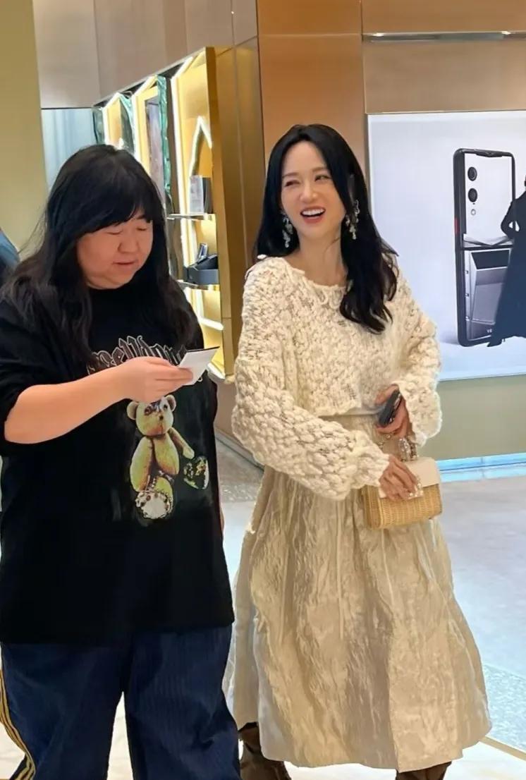 澳门新濠天地偶遇陈乔恩，穿白色毛衣配长裙