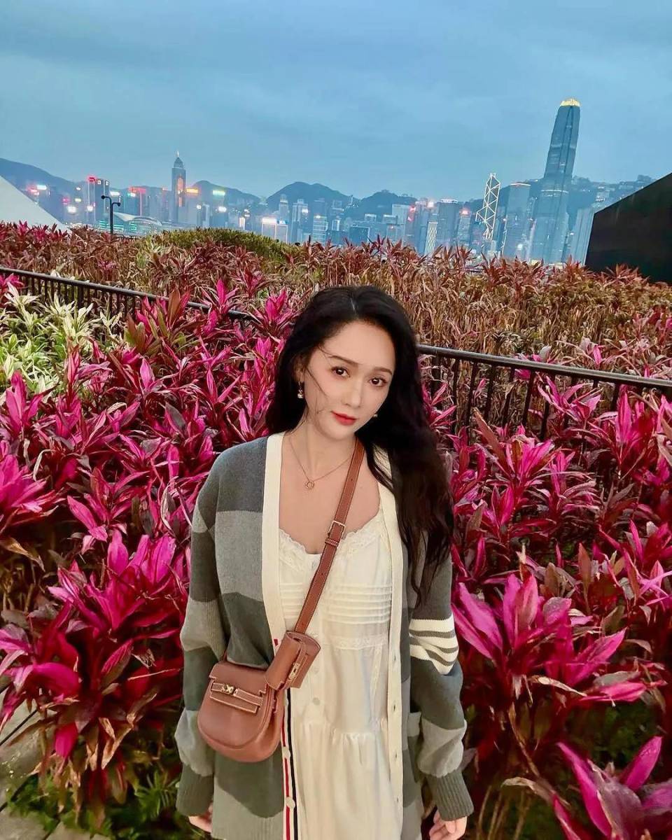 澳门新濠天地偶遇陈乔恩,穿白色毛衣配长裙,46岁依旧有少女感!(图2) 澳门新濠天地偶遇陈乔恩,穿白色毛衣配长裙,46岁依旧有少女感!(图2)