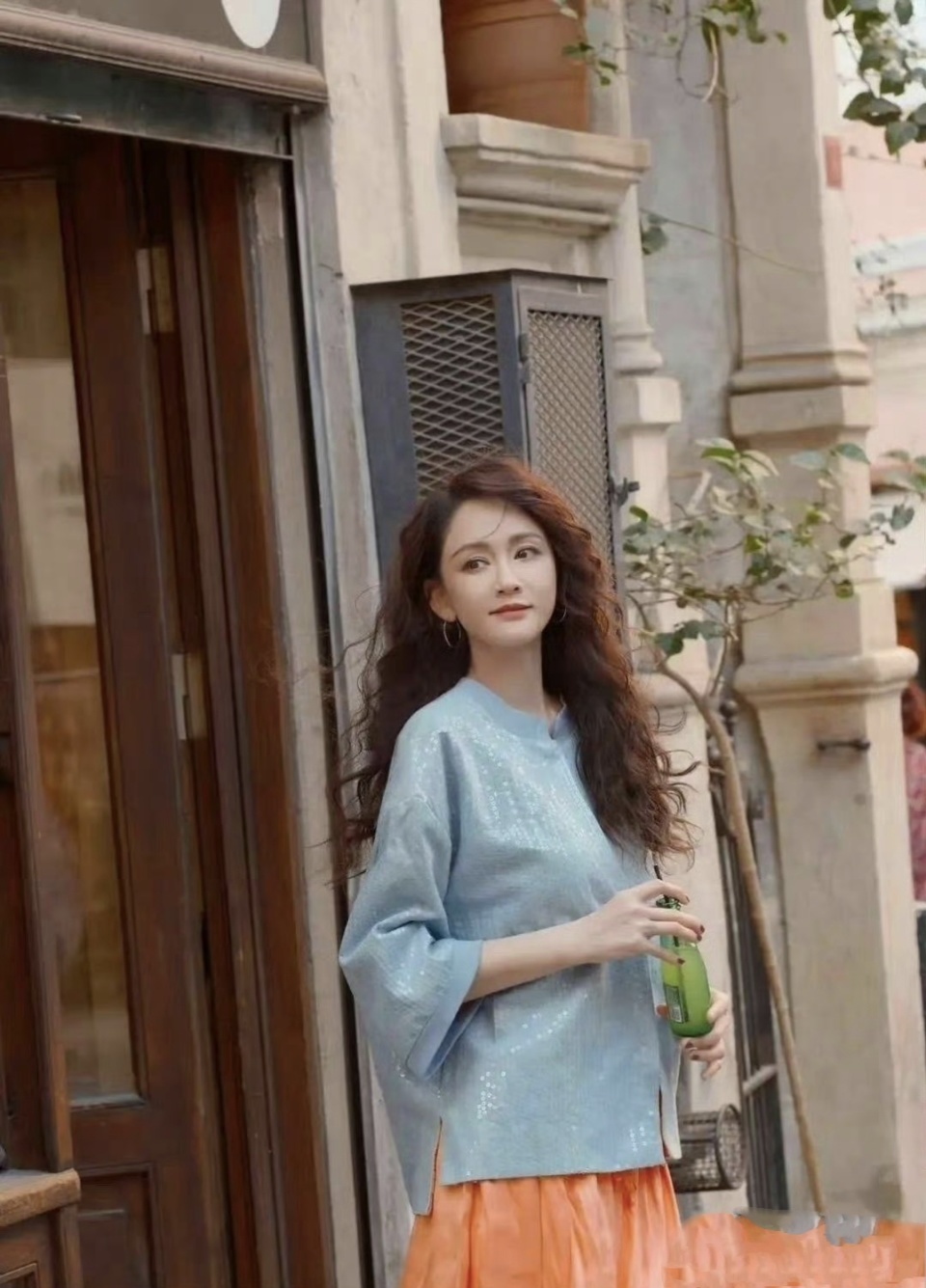 澳门新濠天地偶遇陈乔恩,穿白色毛衣配长裙,46岁依旧有少女感!(图3) 澳门新濠天地偶遇陈乔恩,穿白色毛衣配长裙,46岁依旧有少女感!(图3)