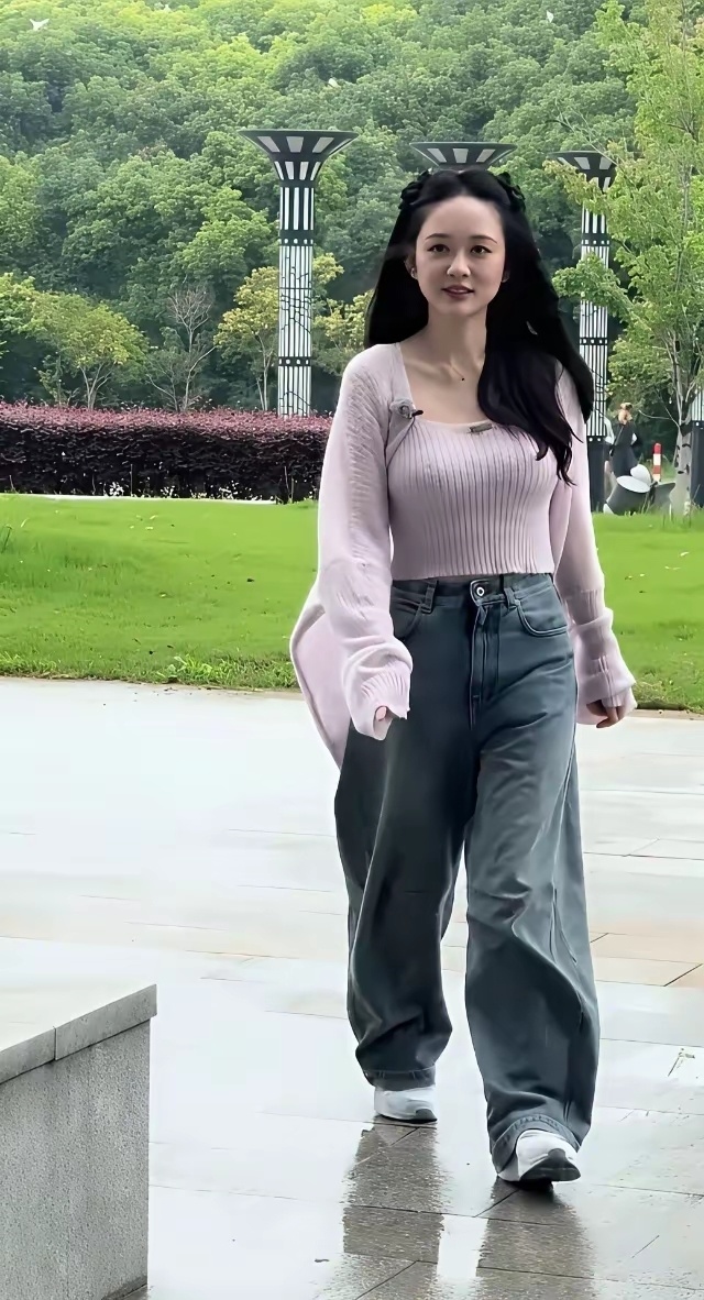 澳门新濠天地偶遇陈乔恩,穿白色毛衣配长裙,46岁依旧有少女感!(图5) 澳门新濠天地偶遇陈乔恩,穿白色毛衣配长裙,46岁依旧有少女感!(图5)