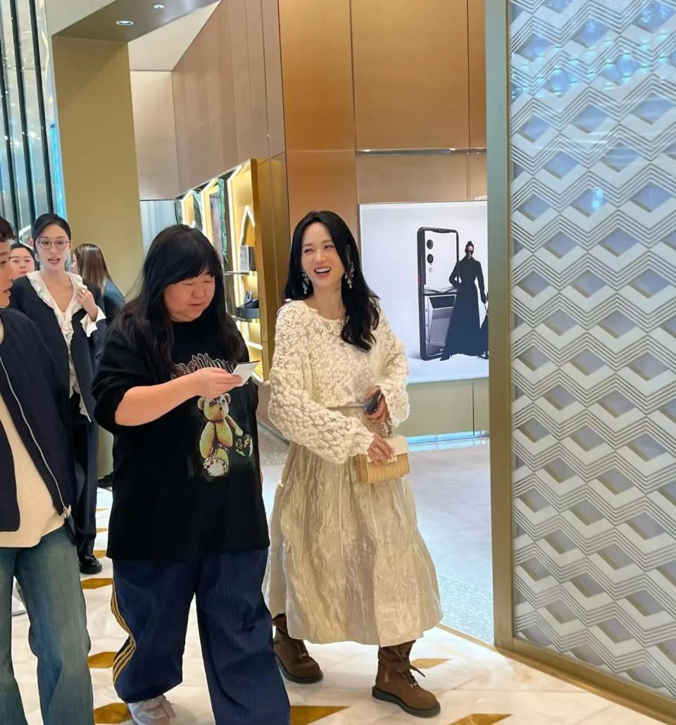 澳门新濠天地偶遇陈乔恩,穿白色毛衣配长裙,46岁依旧有少女感!(图7) 澳门新濠天地偶遇陈乔恩,穿白色毛衣配长裙,46岁依旧有少女感!(图7)