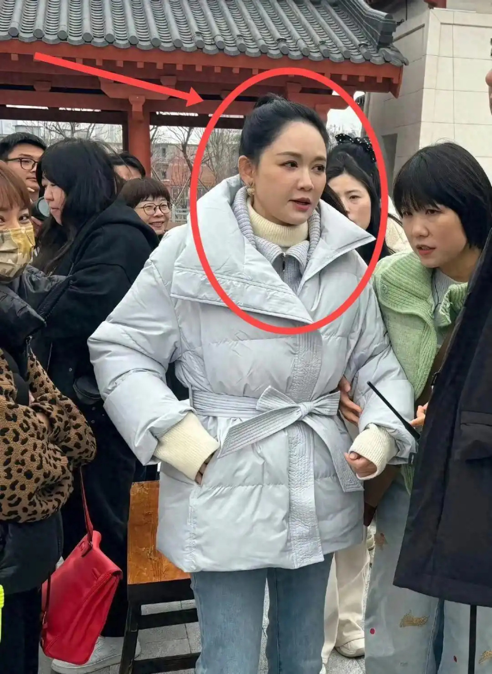 澳门新濠天地偶遇陈乔恩,穿白色毛衣配长裙,46岁依旧有少女感!(图6) 澳门新濠天地偶遇陈乔恩,穿白色毛衣配长裙,46岁依旧有少女感!(图6)