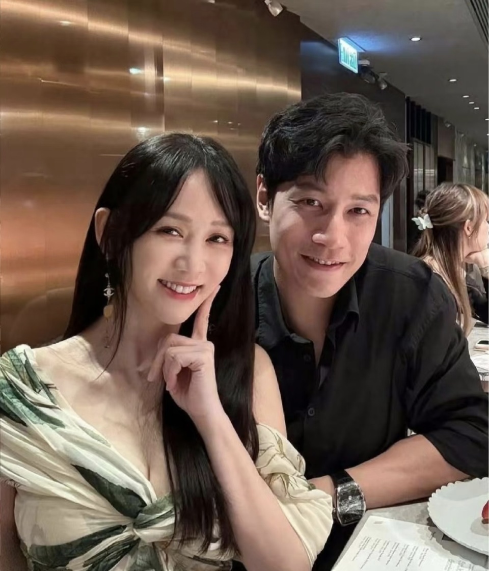 澳门新濠天地偶遇陈乔恩,穿白色毛衣配长裙,46岁依旧有少女感!(图9) 澳门新濠天地偶遇陈乔恩,穿白色毛衣配长裙,46岁依旧有少女感!(图9)