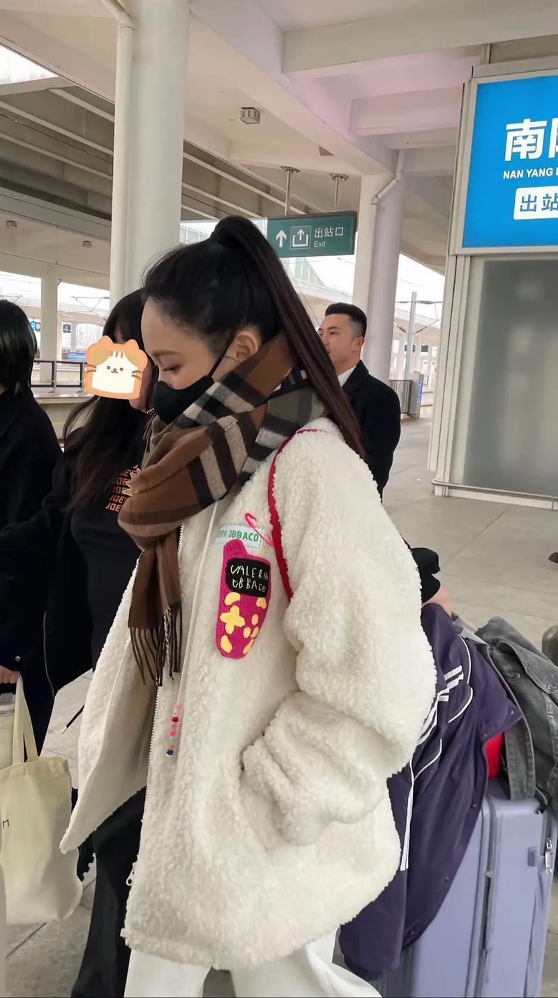 澳门新濠天地偶遇陈乔恩,穿白色毛衣配长裙,46岁依旧有少女感!(图8) 澳门新濠天地偶遇陈乔恩,穿白色毛衣配长裙,46岁依旧有少女感!(图8)