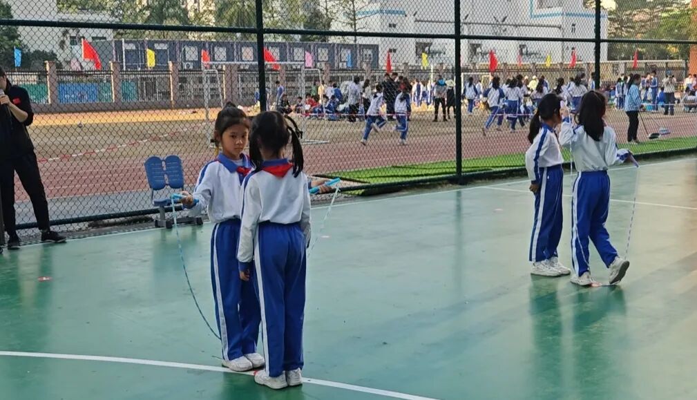 家长烧钱，小孩受罪，学校运动会变味了(图2)