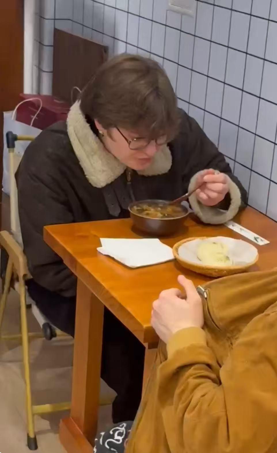 小伙伦敦闹市开店卖胡辣汤：一碗售价130元，日均客流约300人，外国顾客占三分之一(图6)