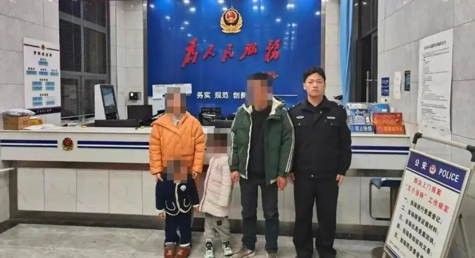 男子当街拦车砸玻璃，女童站在车前哭喊，警方通报(图2)