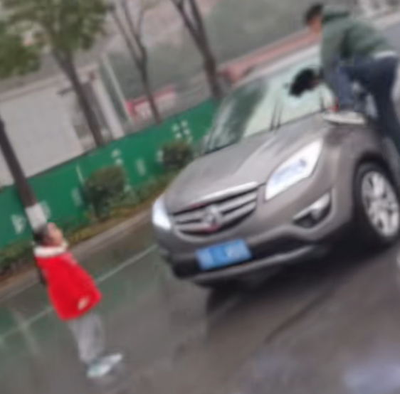 男子当街拦车砸玻璃，女童站在车前哭喊，警方通报(图1)
