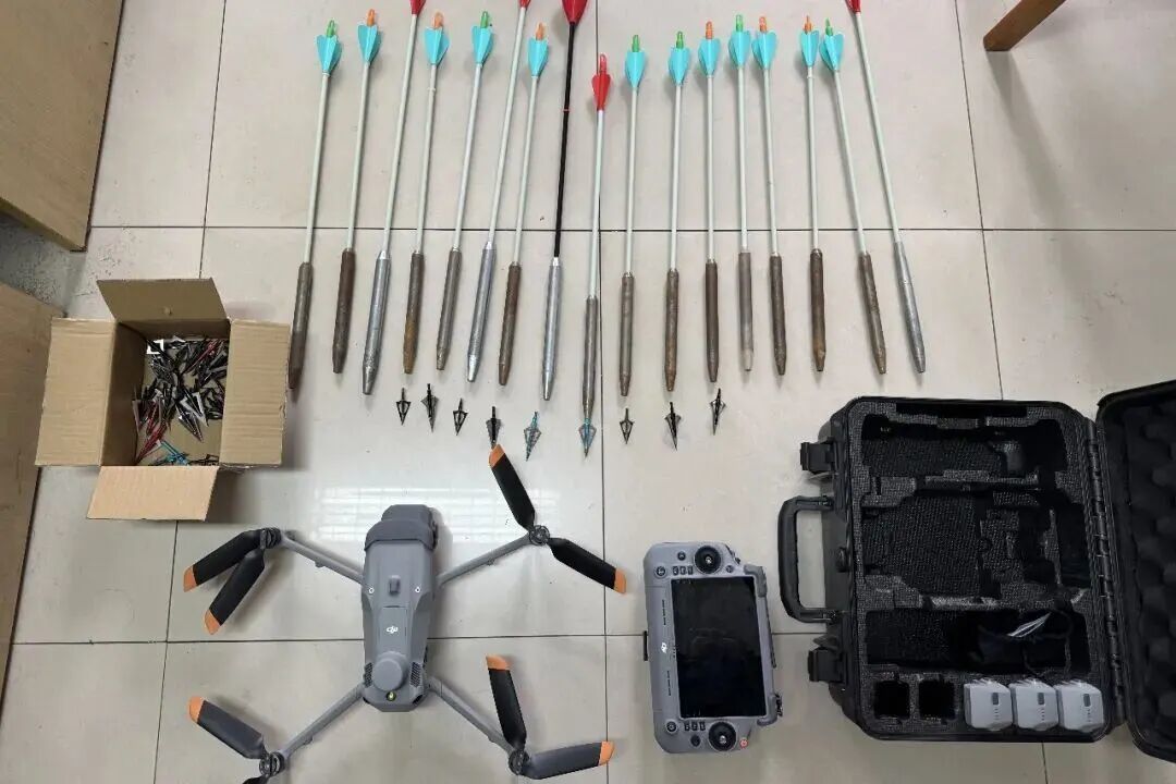 无人机+“牙签箭”，25米高空洞穿野猪！警方摧毁高科技狩猎团伙(图1)